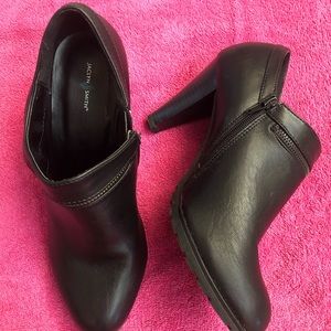 Jaclyn Smith Santana ankle booties